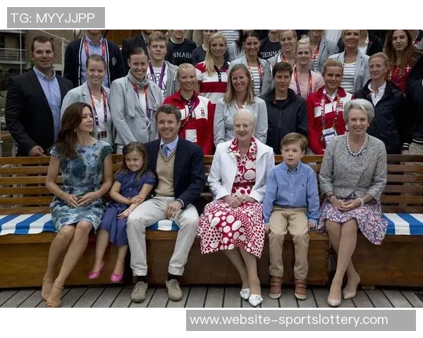 阿联晒儿子一岁萌照网络疯狂点赞：遗传基因爆表，萌翻众人！